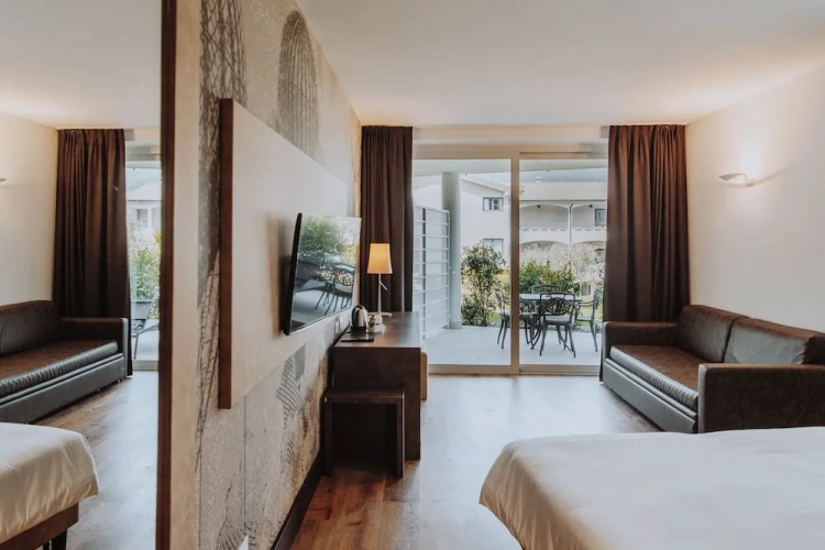 Luxury Double room with balcony and with lake view