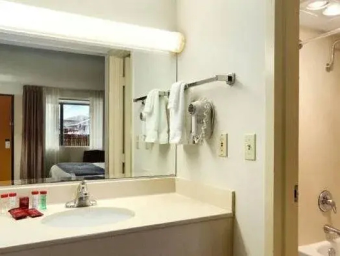 海斯大使酒店及会议中心(Hays Ambassador Hotel & Conference Center)