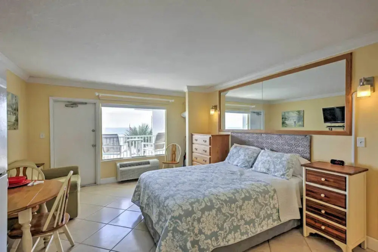 Daytona Beach Studio w/ Oceanfront Balcony & Pool!