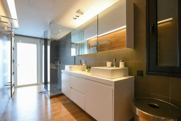 180m homm Newly Renovated Luxurious Penthouse