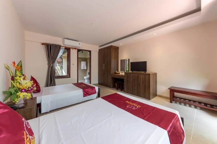 Standard Twin room with balcony and with garden view