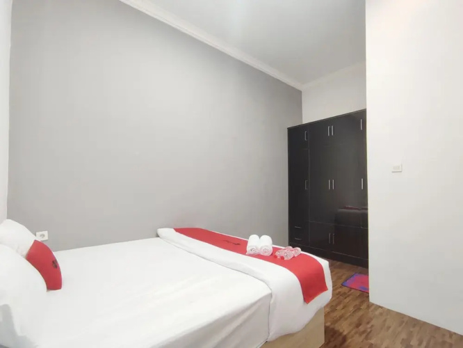 RedDoorz near Graha Saba Buana 2