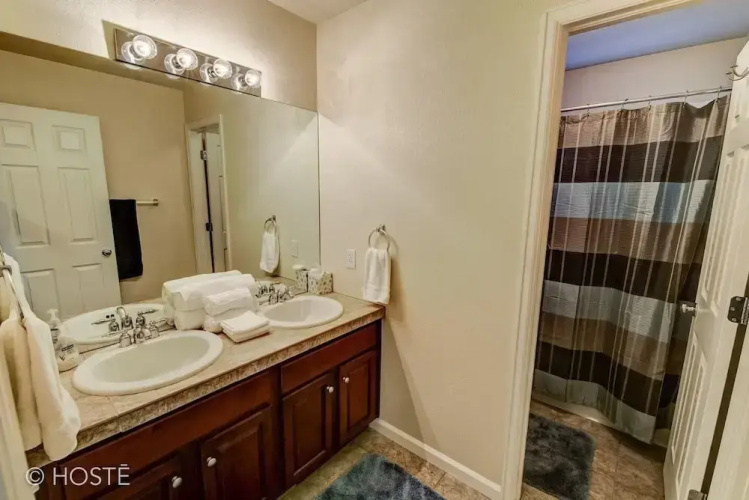 3BR Downtown Townhome /w Stunning Balcony Views!