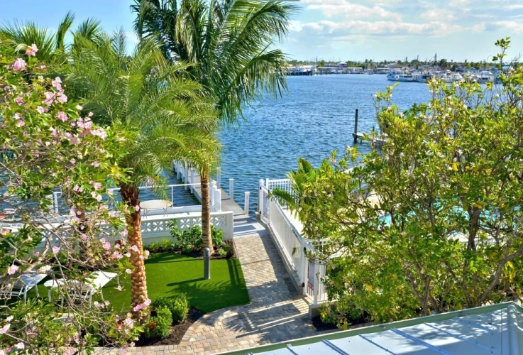 Standard room with balcony and with bay view