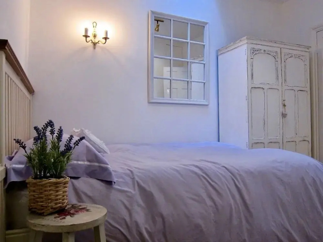 Light and Open 2 Bedroom Flat by Gloucester Road