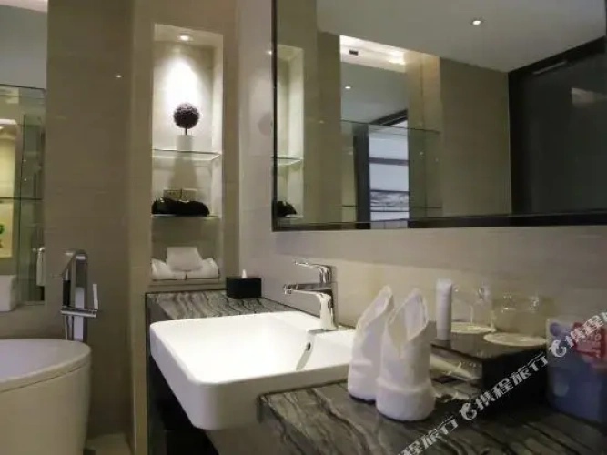 Deluxe Double Suite with lake view