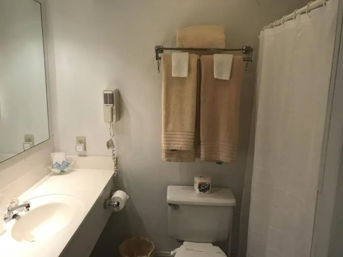 Longhouse Lodge Motel