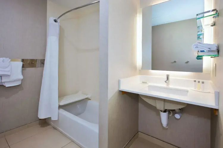 Hawthorn Suites By Wyndham Ann