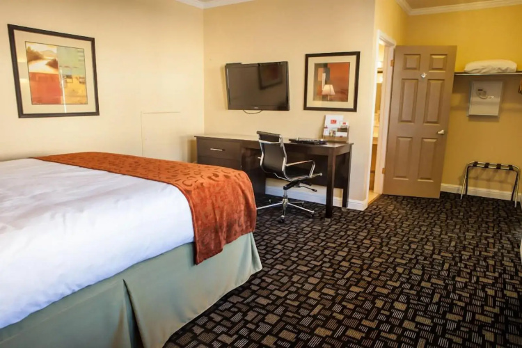 Marinwood Inn & Suites