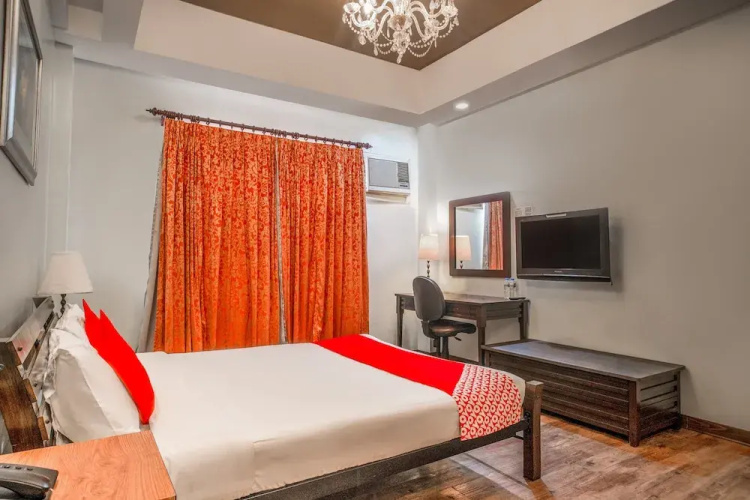 OYO 579 Anisabel Suites