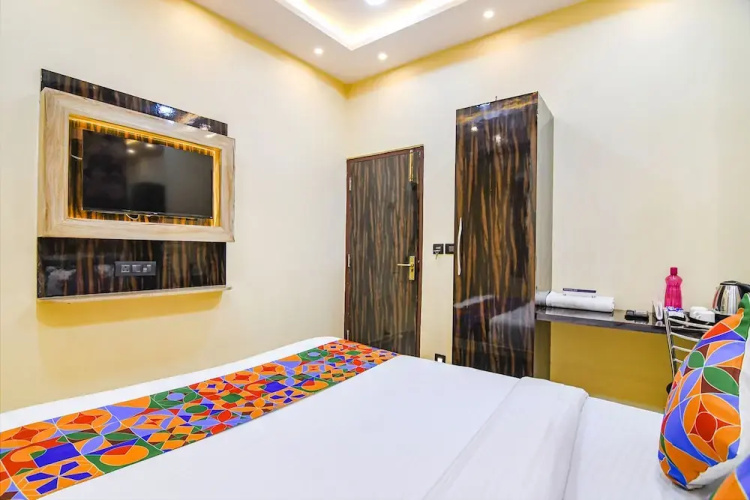 Fabhotel Royal Park Inn