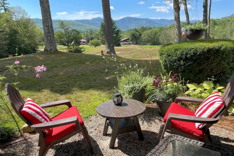 Glen Condo w/ Mountain Views: Walk to Story Land