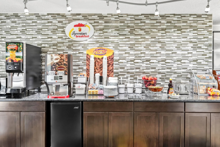 Super 8 by Wyndham Brownsburg
