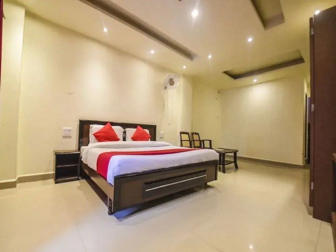 OYO 7905 Holiday Inn