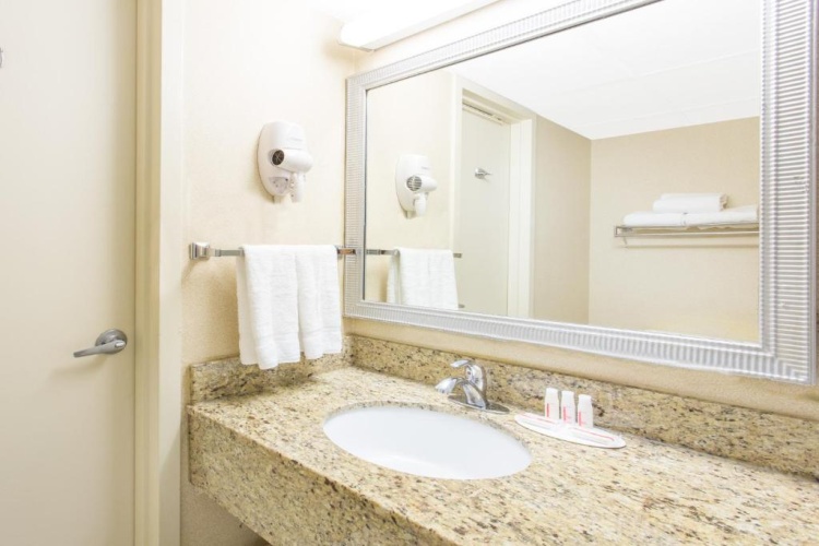 Standard Quadruple room with partial view