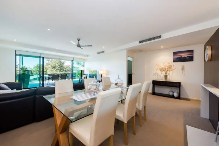 3 Bedrooms Apartment