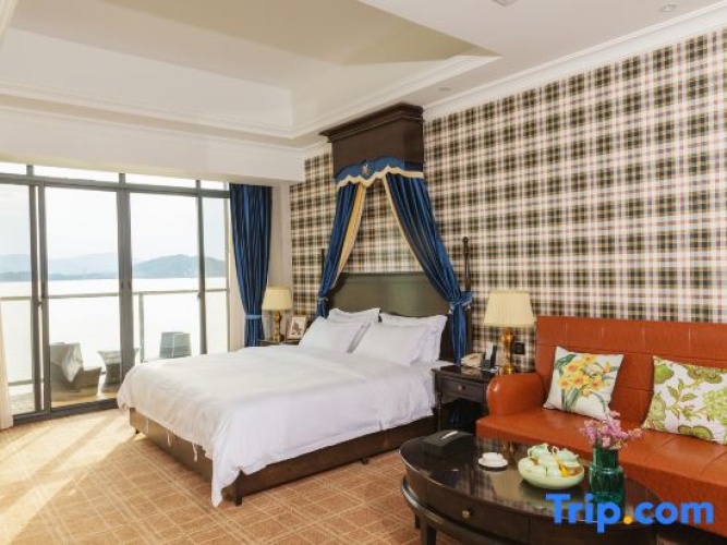 Standard Double room with lake view
