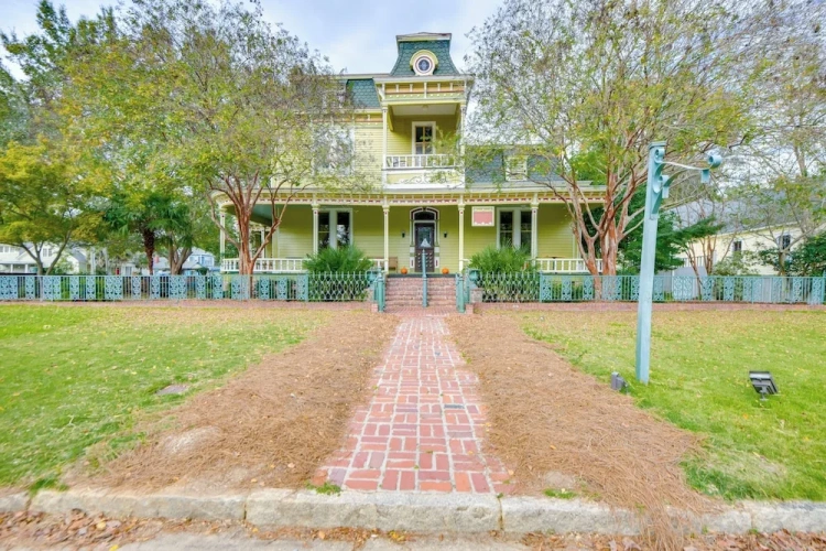 4 Bedrooms Cottage