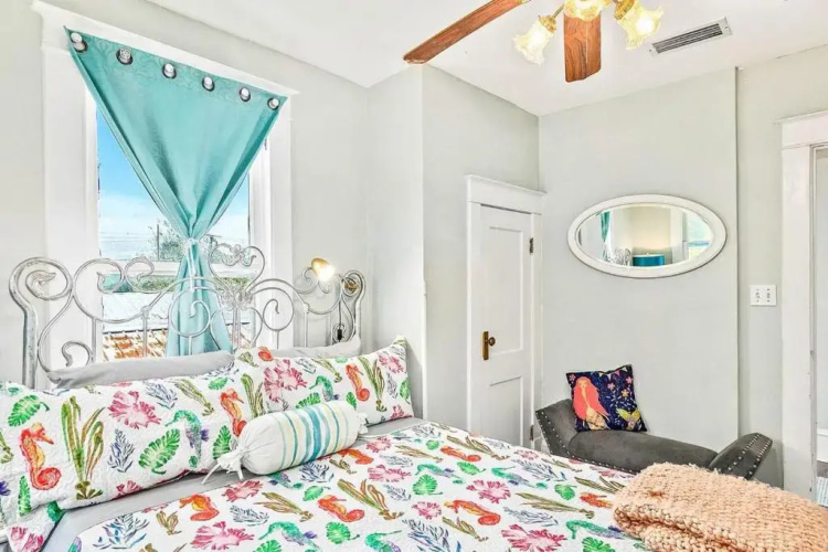 Charming Downtown Carriage Apartment