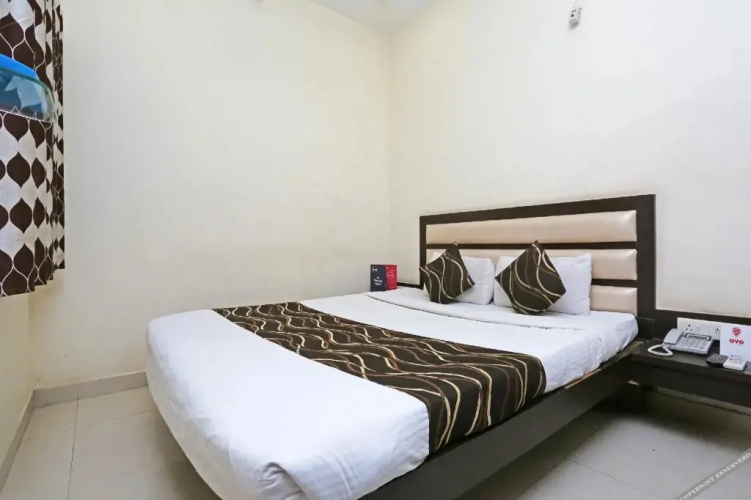 FabExpress Mezbaan Regency by OYO Rooms
