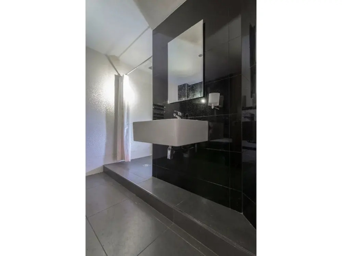 Modern, Spacious 1BR Central Manchester Flat for 2