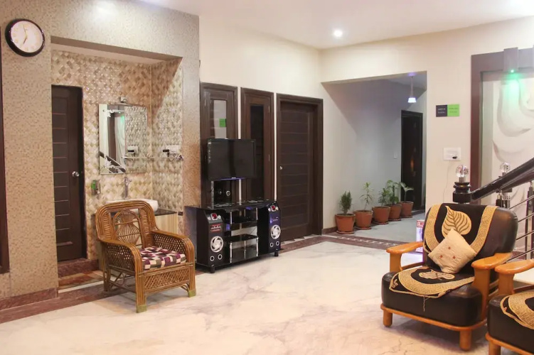 OYO 4096 Hotel Divyanshi