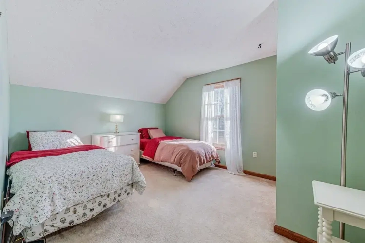 4 Bedrooms Cottage with balcony
