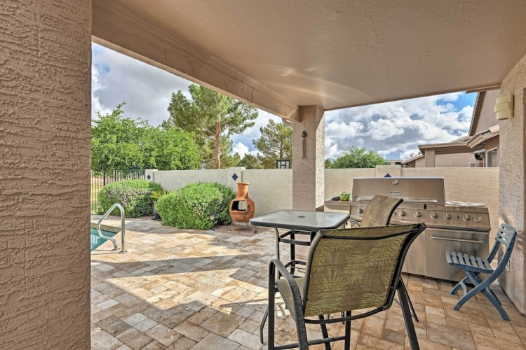 Pool & Golf Course Views: Family Home in Gilbert