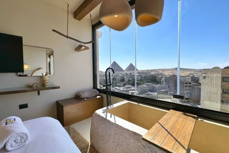The 2 BDR Pyramids Vista w/ Bathtub