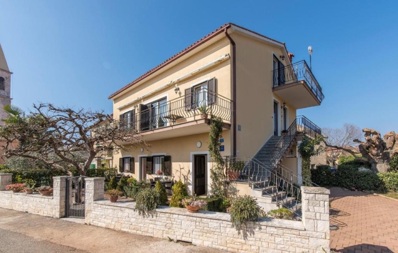 Apartment with sea view