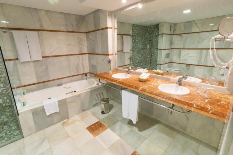Deluxe Family Suite