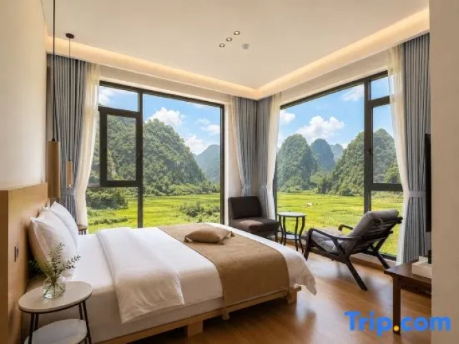 3 Bedrooms Standard Double room with view