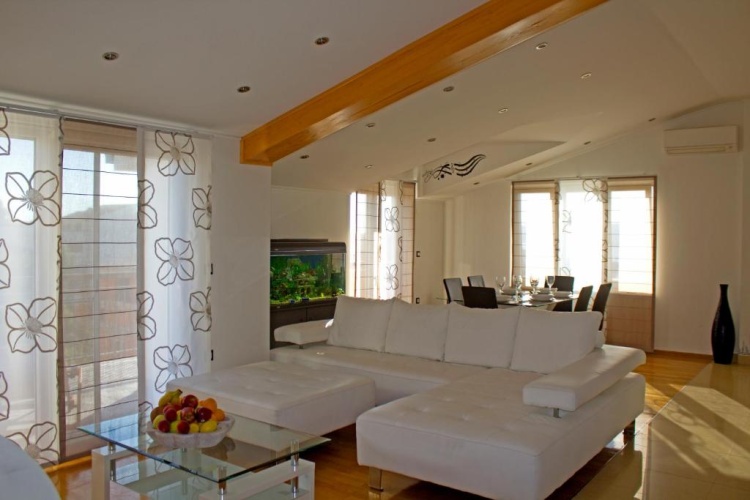 4 Bedrooms Apartment with sea view