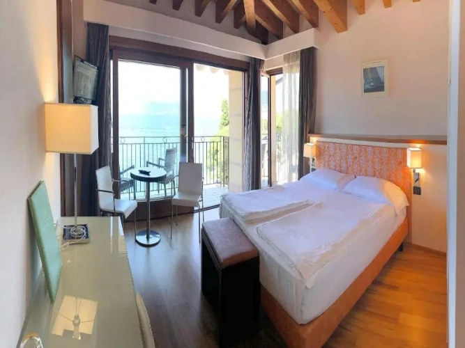 Standard Double room with balcony and with lake view