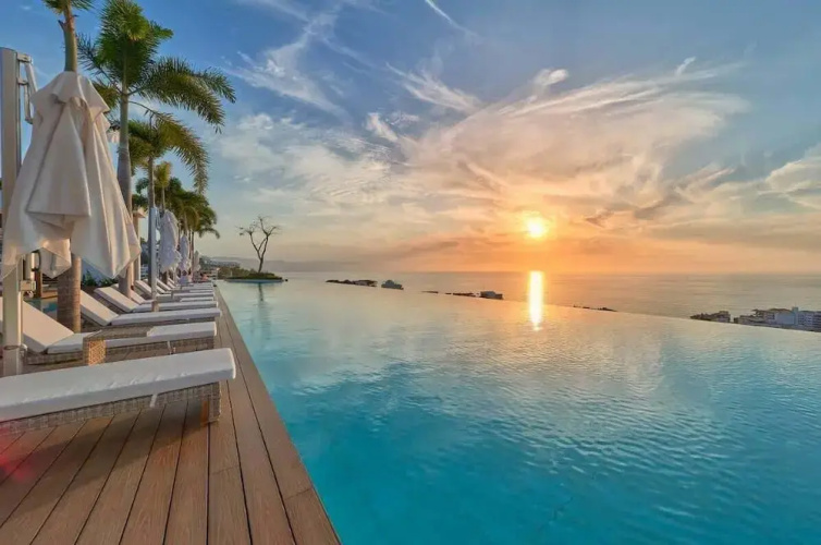 Soho PV Stunning Views Luxury Heated Rooftop Pool