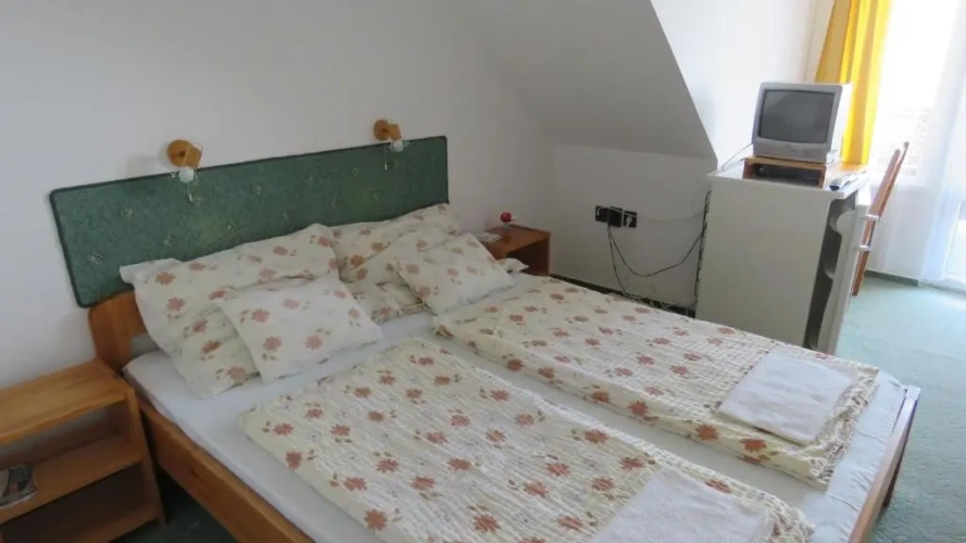 Standard Quadruple room with lake view