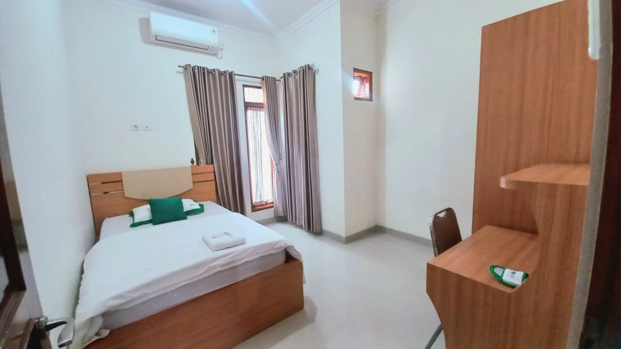 6 Bedrooms Villa