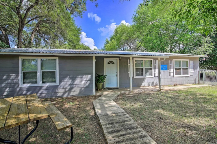 Utopia Family Home, 2 Blocks to Utopia Park!
