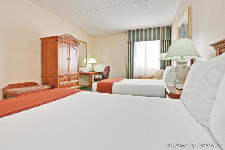 Holiday Inn Express Detroit-Warren/General Motors Technology CenterOver view