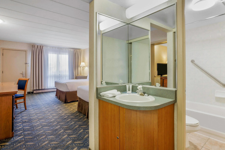 Travelodge by Wyndham Niagara Falls At the Falls photo 10