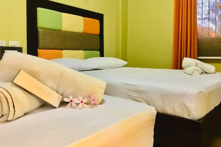Kamayan sa Palaisdaan Hotel and Resort