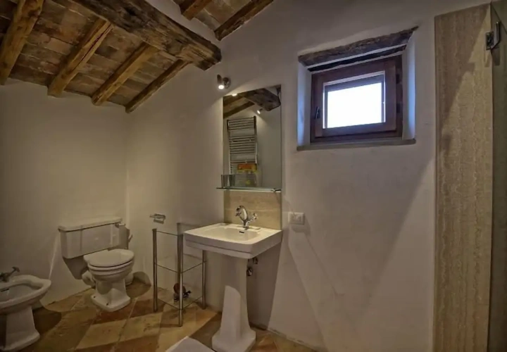 6 Bedrooms Villa