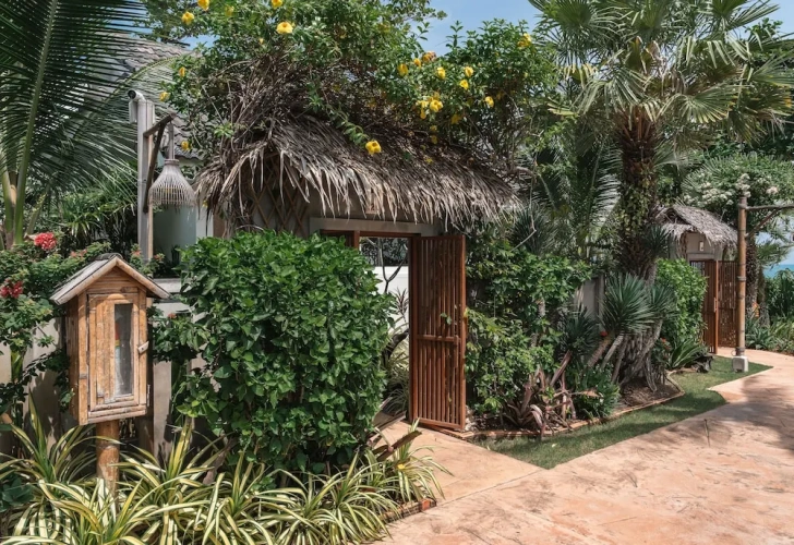 Bungalow with balcony and beachfront