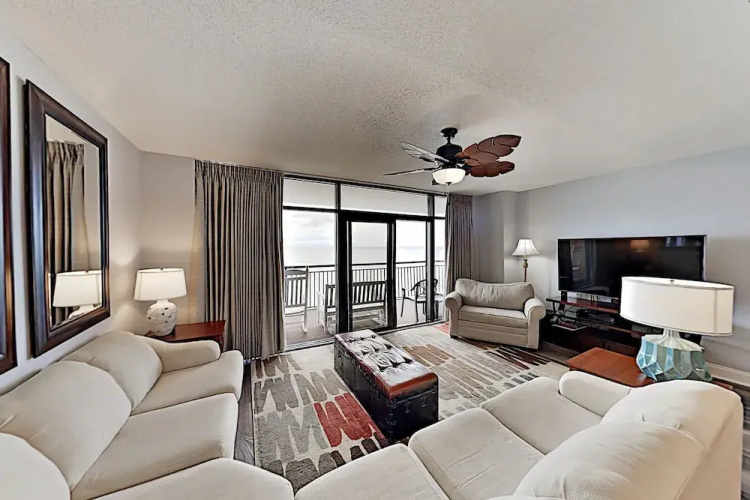 606islav 3 Bedroom Condo