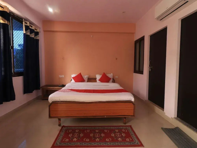 OYO 28636 Roopam Places