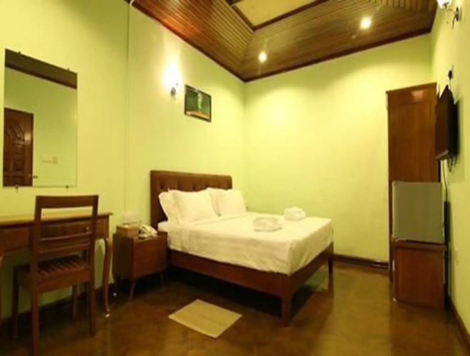 100 Moon Inn