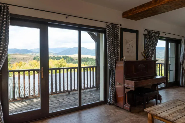 Potcoava Mountain Hideaway