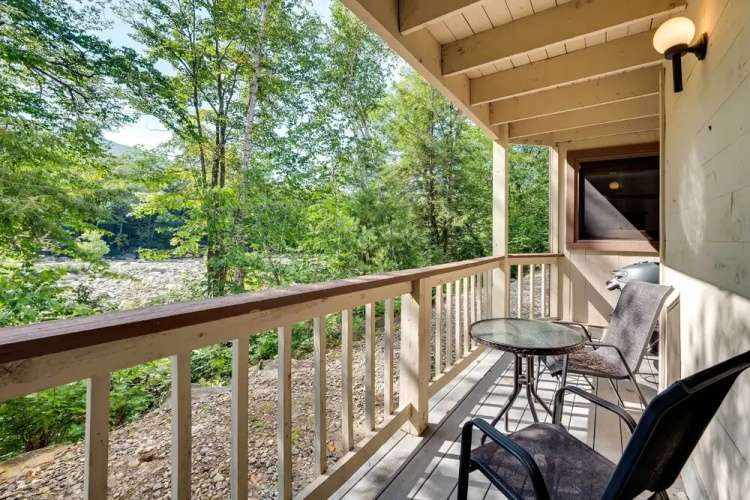 Riverfront Lincoln Condo w/ Patio + Pool Access!