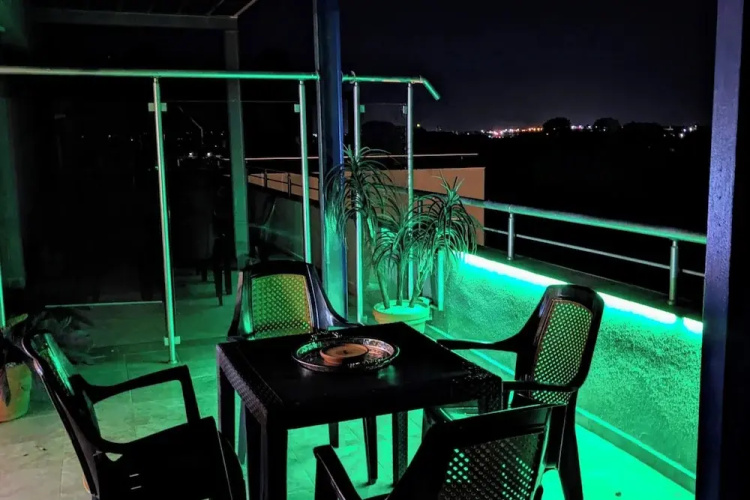 Homely Penthouse 1 Bedroom. Wrap Around Balcony. Can Sleep 5 to 6 With Addition Blow up Beds Provided