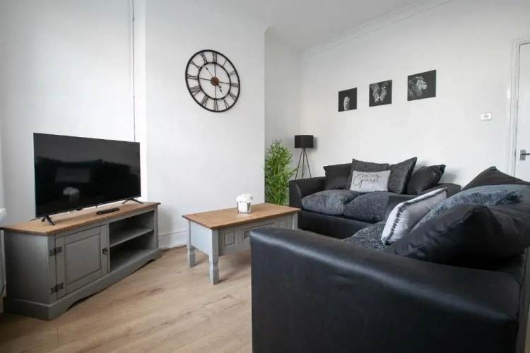 3 Bedrooms Apartment